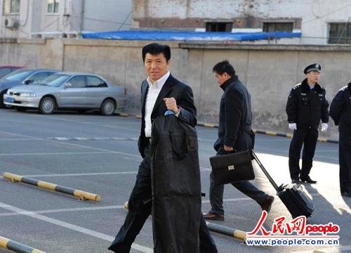 庭審當日，李某某辯護律師張起淮匆匆趕到北京市一中院    人民網(wǎng)記者 翁奇羽攝