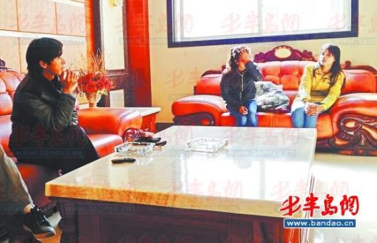 鄱陽湖鄉(xiāng)村大酒店內(nèi)，兩個本地男子帶著兩個外籍女子給記者