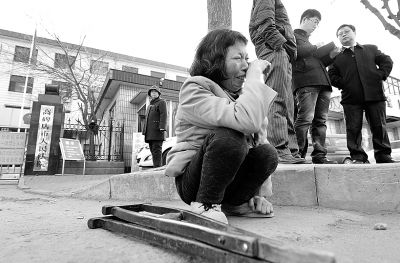 從法院出來以后，家屬和律師正在商量案情，夏鳳各在旁想著想著忍不住哭起來