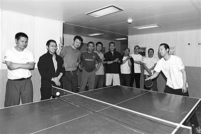 5日，“雪龍”號(hào)上的科考隊(duì)員在進(jìn)行乒乓球比賽。新華社發(fā)