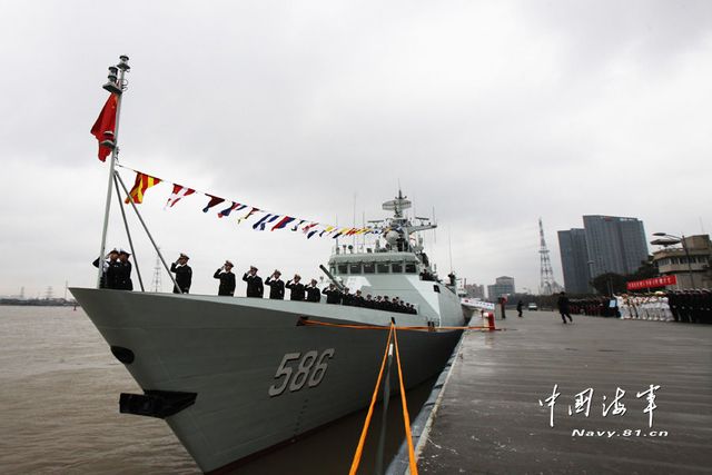 1月8日，某新型導(dǎo)彈護(hù)衛(wèi)艦吉安艦入列海軍東海艦隊(duì)命名授旗儀式現(xiàn)場。新華社發(fā)