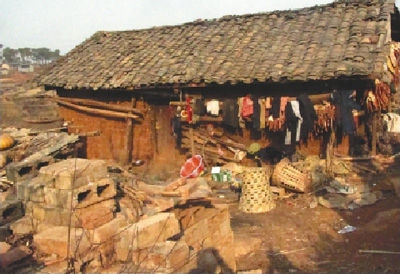 在村小的教室里,吉覺(jué)阿呷幫低年級(jí)學(xué)生削鉛筆。記者 張文攝