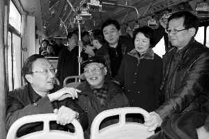 繆瑞林在車上與市民、乘委會委員交流 通訊員 卜照雪 攝