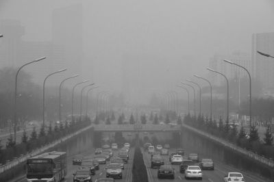 東三環(huán)農(nóng)展橋附近能見度很低。
