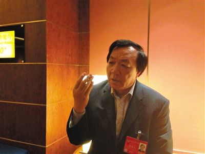 　昨日，在接受采訪時(shí)，何香久強(qiáng)調(diào)，大多公務(wù)員是勤勉工作的。