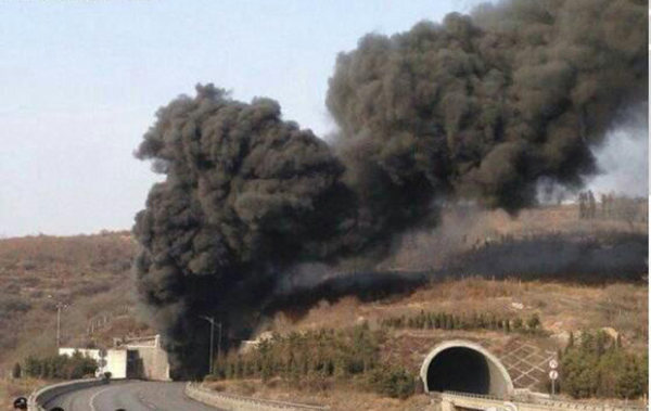 3月1日14時50分，山西，晉濟高速巖后隧道內(nèi)一輛拉煤車和一輛載有液態(tài)甲醇的車輛相撞爆炸。