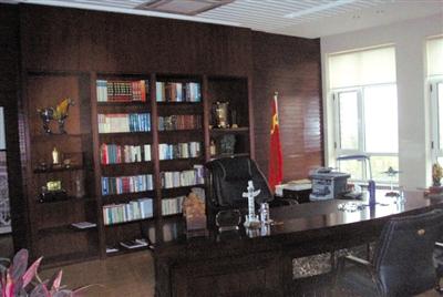 遼寧大學(xué)黨委書記被曝光的辦公室。 網(wǎng)絡(luò)截圖