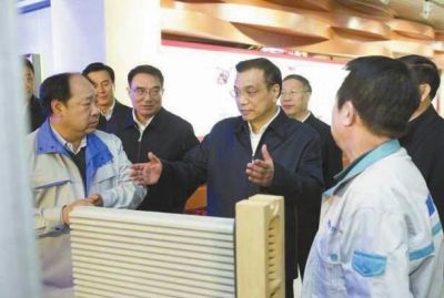 昨天，李克強(qiáng)在科技園查看PM2.5過濾設(shè)備。圖/新華視點(diǎn)微博