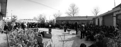 昨天下午，杜家疃村委會原文書李榮茂，向村民介紹當(dāng)天上午與街道辦溝通的情況。京華時報記者 懷若谷 攝