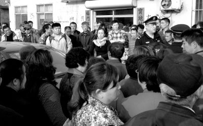 警方趕到現(xiàn)場，處理車胎被扎事件。