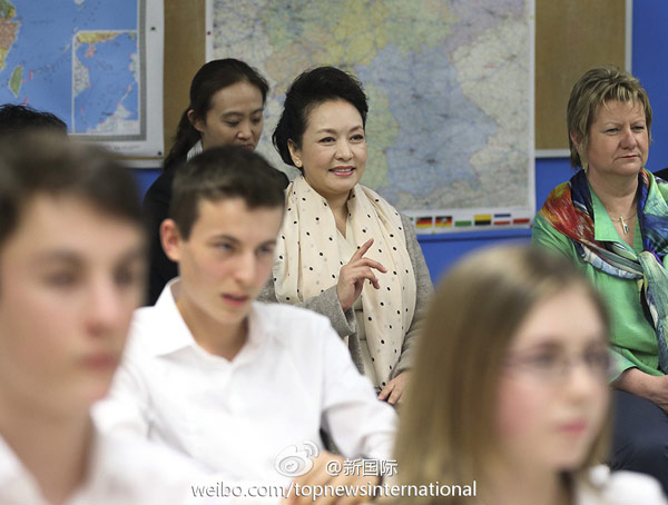 　　彭麗媛在德國中學(xué)講述“中國夢(mèng)”