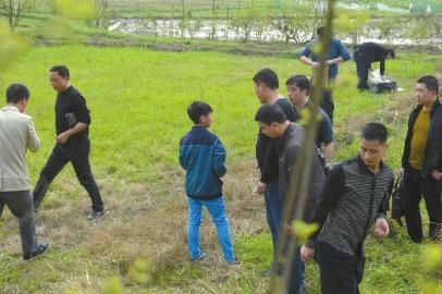 少年指認(rèn)藏槍地點(diǎn)。