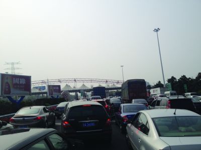 收費站前長長排隊的車輛。陳郁