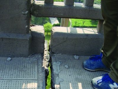 圖為大橋17號墩處橋面裂縫。梅建明 攝