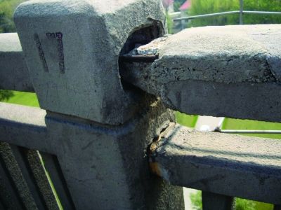 圖為大橋17號墩處橋面裂縫。梅建明 攝