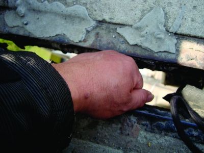 圖為大橋17號墩處橋面裂縫。梅建明 攝