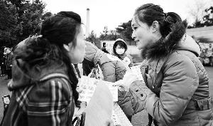 墓區(qū)服務(wù)員（右）見證了喪葬“綠化進程”。新華社發(fā)