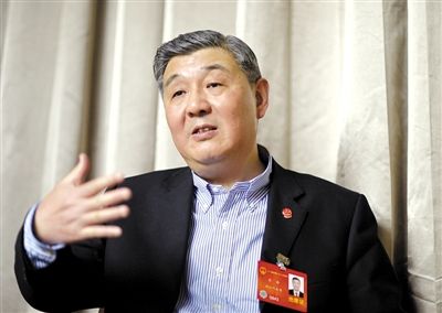 今年全國(guó)兩會(huì)期間，全國(guó)人大代表、浙江高院院長(zhǎng)齊奇接受記者采訪。新京報(bào)記者 陳杰 攝