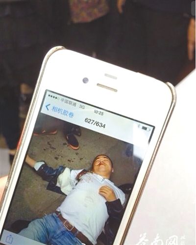 4月19日上午，目擊者拍到的黃祥拔被打現(xiàn)場(chǎng)圖片。網(wǎng)絡(luò)截圖