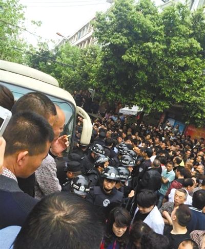 4月19日，蒼南縣靈溪鎮(zhèn)城管打人事件現(xiàn)場(chǎng)。網(wǎng)絡(luò)截圖