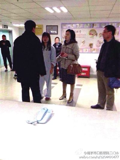 事發(fā)現場，打人者袁亞平(右二) (資料圖)