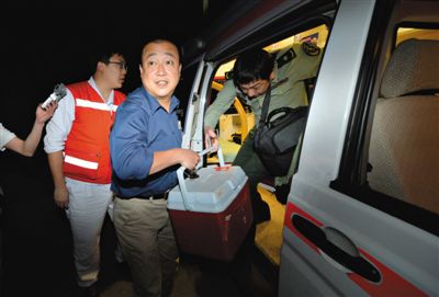 昨晚20時52分，活體心臟從直升機上取下后用救護車運抵安貞醫(yī)院。昨晚，一顆等待移植給北京安貞醫(yī)院一名12歲男孩的活體心臟，從廣西桂林啟運，4個多小時后順利抵達北京。