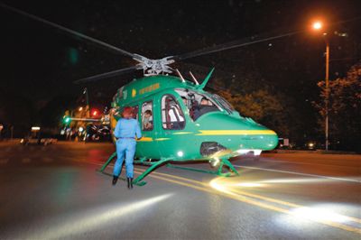 20∶48 直升機在安貞醫(yī)院西門北側200米的空地降落。