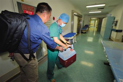 20∶55 活體心臟抵達安貞醫(yī)院手術室外交給醫(yī)生。