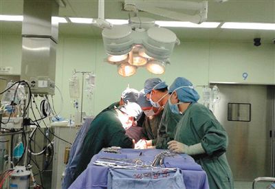 22∶30 手術正在緊張進行中，著名心臟外科專家孟旭主任主刀。