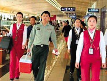 17∶25 南航工作人員引導陪運醫(yī)務人員走快速登機通道。網(wǎng)絡截圖