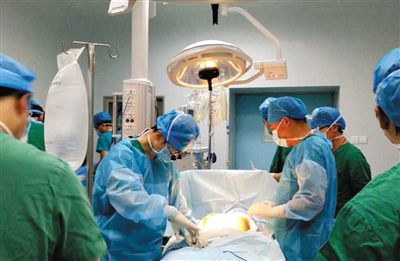 16∶00 葉勁的心臟摘取手術在桂林181醫(yī)院開始進行。網(wǎng)絡截圖