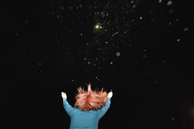 　20∶48 地勤指揮員向正在降落的直升機揮手表明降落地點。網(wǎng)絡截圖