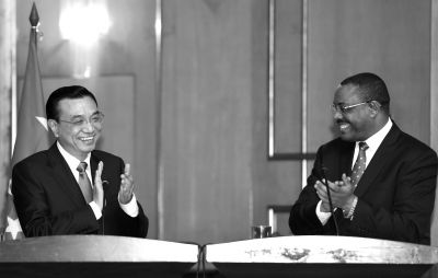 ▲國務院總理李克強在亞的斯亞貝巴與埃塞俄比亞總理海爾馬里亞姆會談后，共同會見記者。 新華社發(fā)