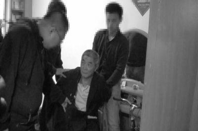 　向南夫被警方抓獲。