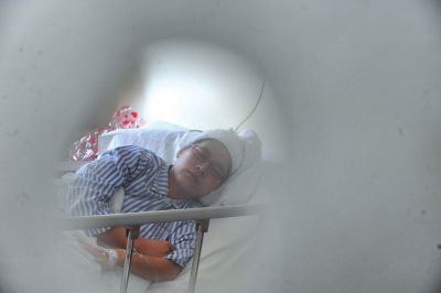 　6月3日，被打的值班醫(yī)生在病房接受治療。新華社發(fā)