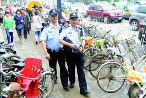 人流密集的街頭,持槍巡邏。