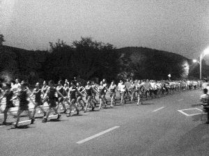 廣場(chǎng)舞大媽“轉(zhuǎn)行”，徐州每晚萬(wàn)人暴走