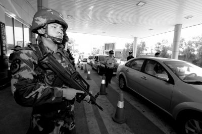 武警持槍警戒進駐檢查站。