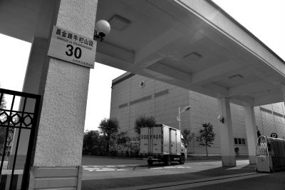 一輛貨車正駛進紅會備災(zāi)倉庫。京華時報記者 趙思衡 攝