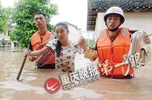 長壽區(qū)，消防官兵搜救被困群眾。