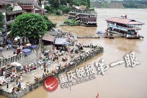 沙坪壩區(qū)磁器口，江水逼近休閑平臺(tái)。