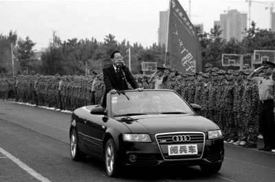 安徽新華學院院長乘敞篷車“閱兵”場面。網(wǎng)絡截圖