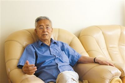 楊維駿 歷任云南省政協(xié)副主席等職。89歲高齡的楊維駿為12名失地農(nóng)民代表開道，到云南省政協(xié)反映問題。