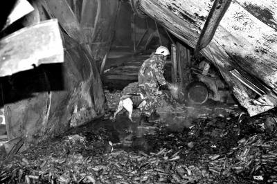 救援人員在山東壽光一食品廠火災(zāi)現(xiàn)場(chǎng)搜救。新華社發(fā)