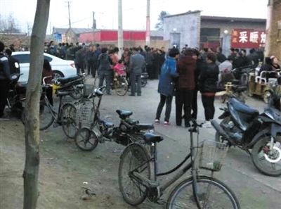 　11月9日下午，暴力催債的社會(huì)人員持械進(jìn)入獻(xiàn)縣安莊后，村民們聚集在一起準(zhǔn)備反抗。村民供圖