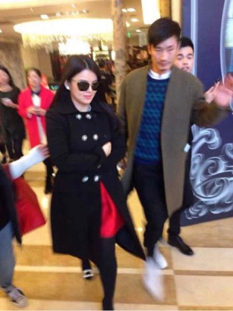 　婚禮現(xiàn)場現(xiàn)多位明星大腕助陣。