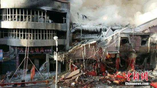 2015年1月3日，哈爾濱市道外區(qū)太古街著火塌方現(xiàn)場(chǎng)，火又燒了起來