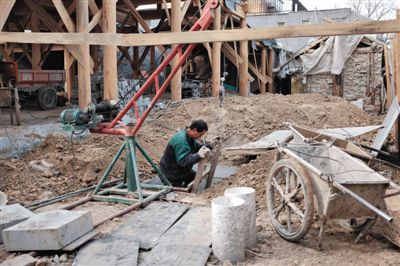 東城區(qū)北鑼鼓巷與小經(jīng)廠胡同之間一處四合院內(nèi)，工人進(jìn)入已經(jīng)挖好的地下室內(nèi)施工。