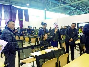 　首批中央和國家機關公車第三場拍賣現場。賈悅/攝