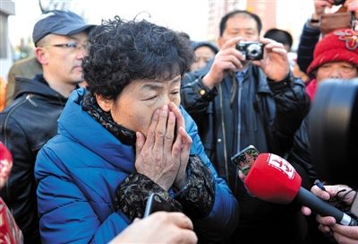 2月9日，呼格吉勒?qǐng)D的母親尚愛云在旁聽趙志紅案后，接受媒體采訪時(shí)落淚。新華社記者 任軍川 攝